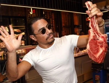 Πελάτης του Salt Bae έφαγε επική τούμπα και ο Νουσρέτ τον έκανε viral (βίντεο)